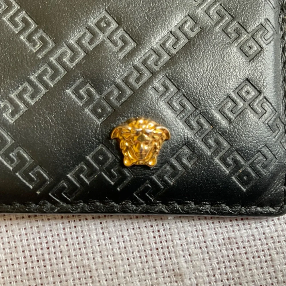 •Versace Black Leather Embossed La Grecca Medusa Cards Holder Zip Coins Wallet